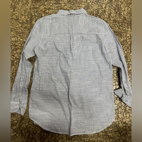 Gap collard quarter button shirt, can be worn as maternity shirt too. - Picture 3 of 3